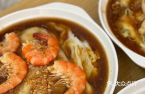 Steamed Rice Noodles with Fresh Oysters and Shrimp