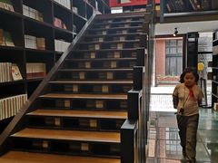 -钟书阁(松江泰晤士小镇店)