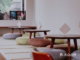 店员穿着和服做咖啡，绣湖步行可达。
