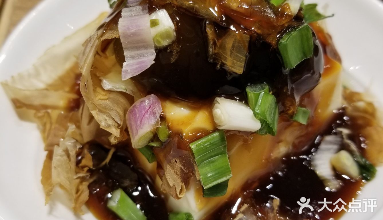 这碟食街头小吃，转眼间就被我们清碟了。香酥鸡翼便当