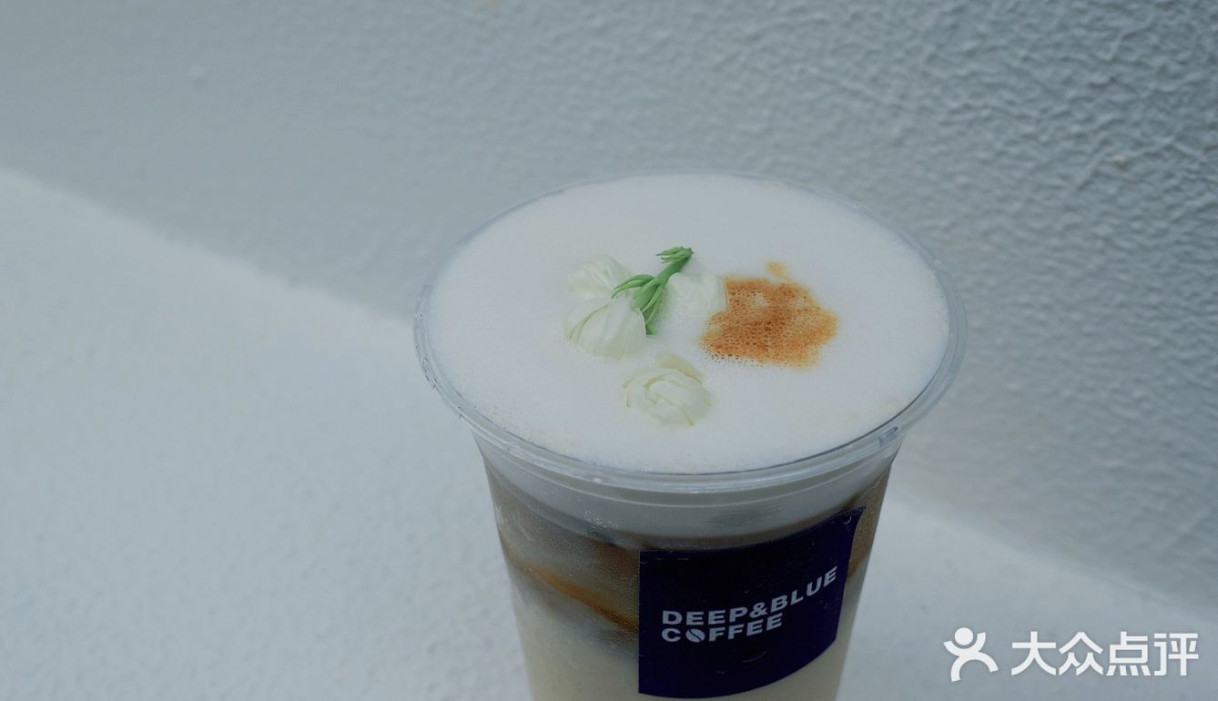 新的故事会在夏日的咖啡中开始