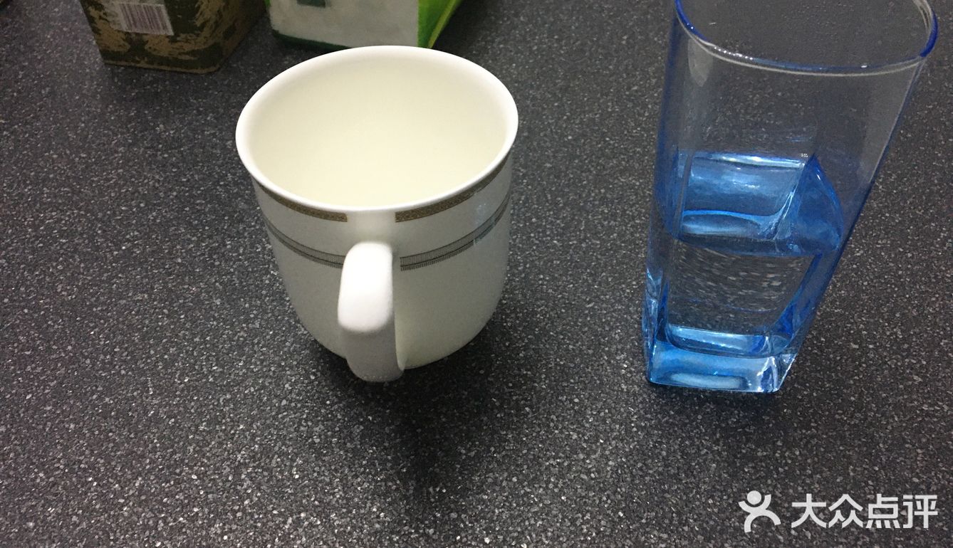冬天的时候用来喝还有一些酒杯，茶壶都是是玻璃制成