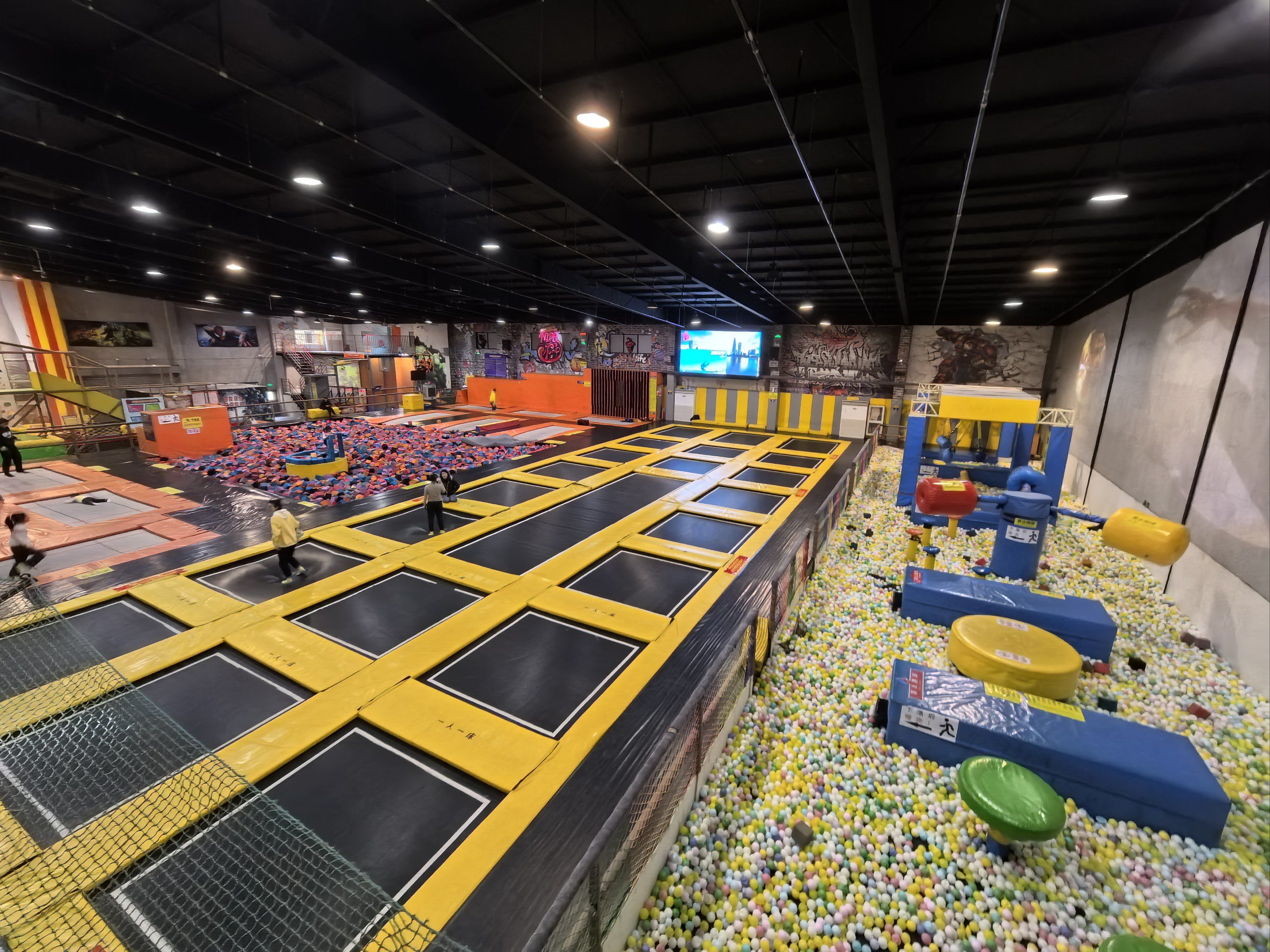 蹦床公园蹦蹦蹦