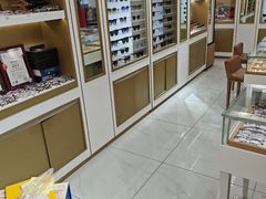 -美式眼镜·授权蔡司.依视路.尼康.豪雅.明月(人民广场店)