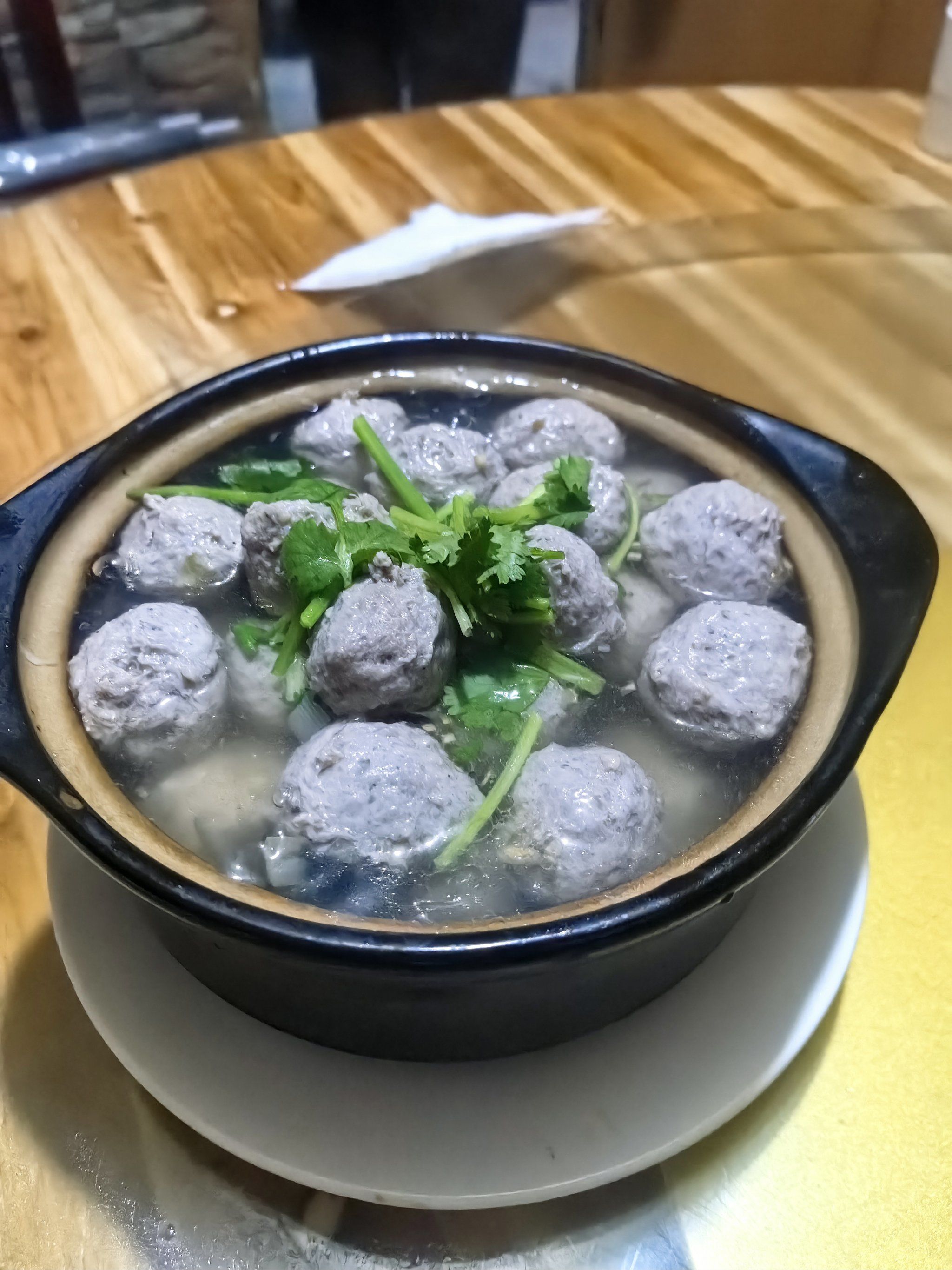 雨天砂锅居的浪漫 外面雨淅淅沥沥 饭桌上热气腾腾