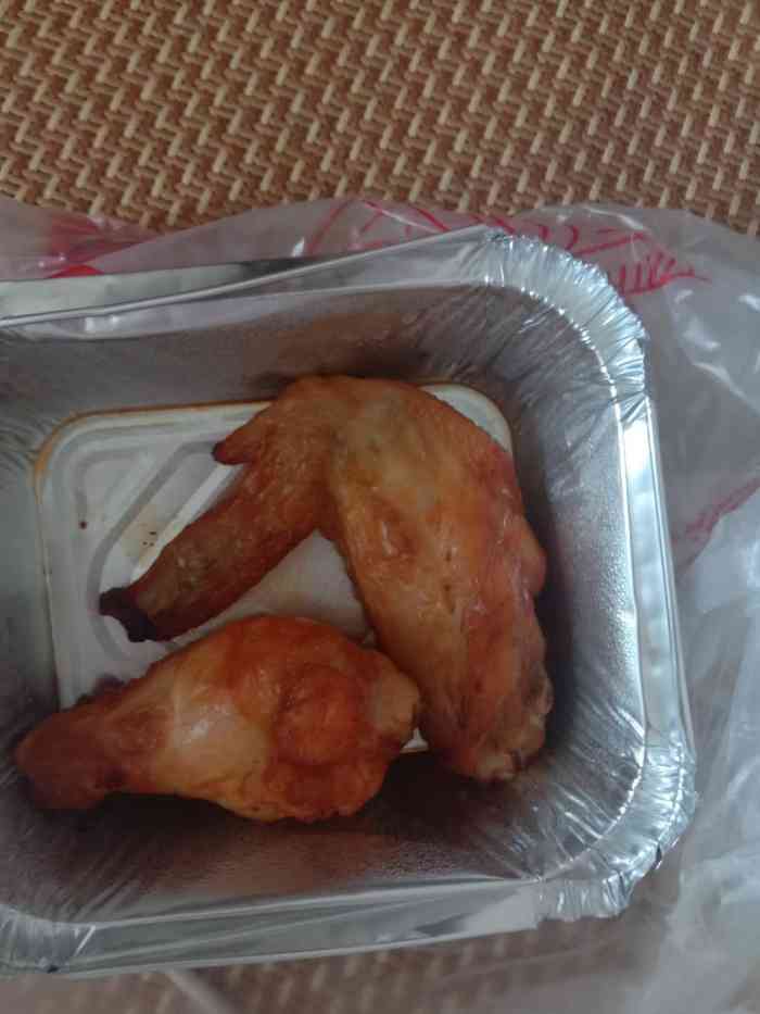 打分 今天吃的鸡翅,味道不是一般的好,饿了吗上面叫的优惠券便宜十元