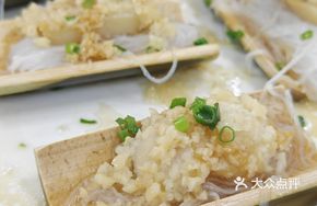 Bamboo Tube Steamed Fresh Shellfish with Rice Noodles