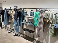 -URBAN REVIVO(高德置地广场·春广场店)