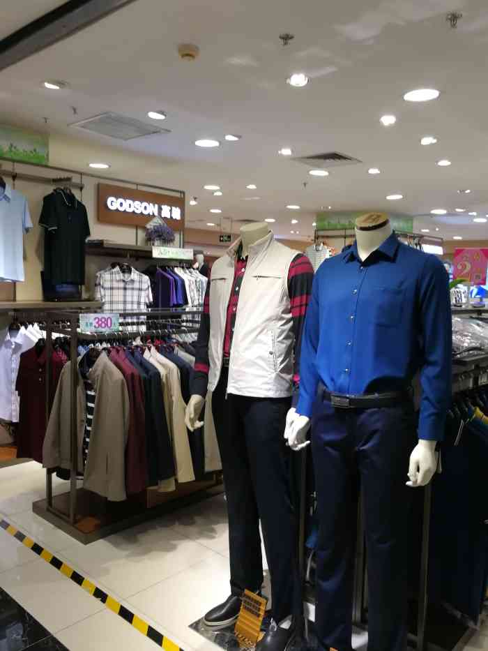 北京路新大新百货5楼,高驰男装在扶手电梯口处.