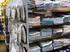 -名创优品(北京新中关购物中心地铁层店)