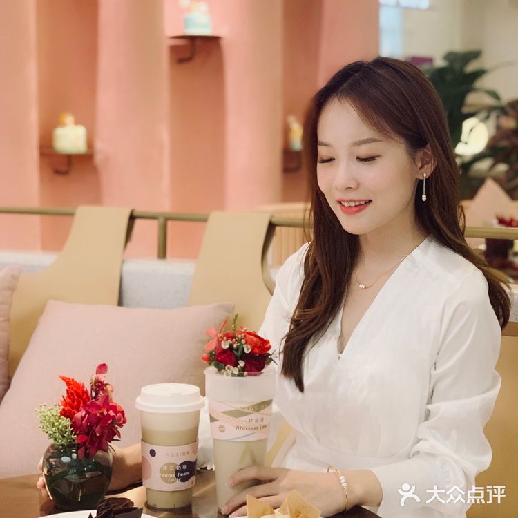 深圳毫无抵抗力的易烊千玺首家鲜花城堡昂司蛋糕店