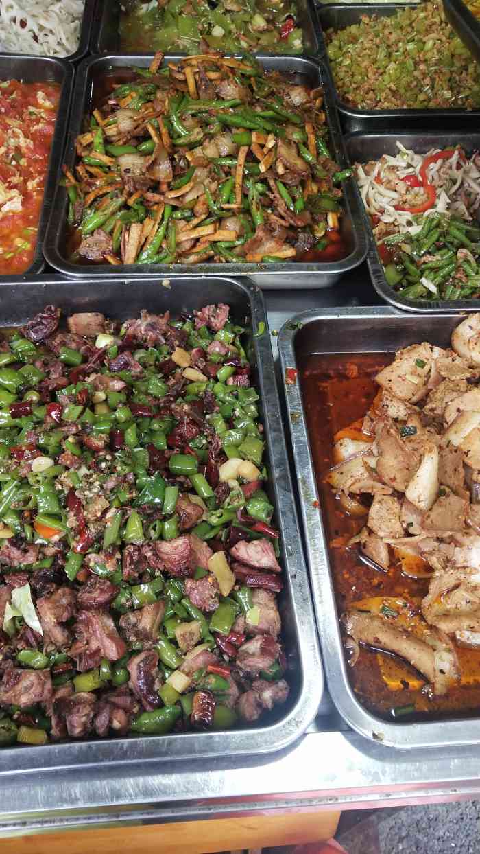 打分 我家附近的老店了,开了十多年了,早上来吃稀饭豆浆,中午快餐味道