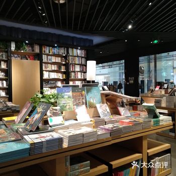 很惊喜，有书籍、文创、玩偶之类