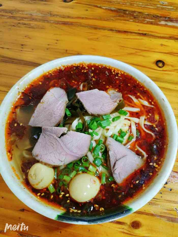 金牌卤肉面-"502记61619090 位置在龙山街中间.