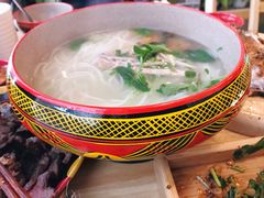 巍山扒肉米线-阿依云