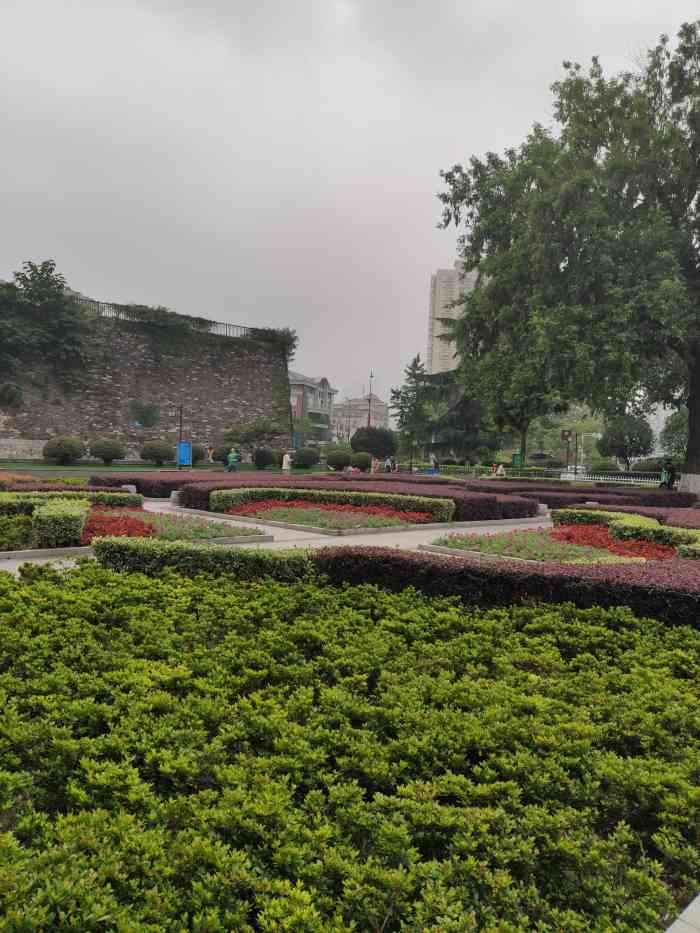 汉中门市民广场-"在点评上团购的店家就在这附近,所以路过这.