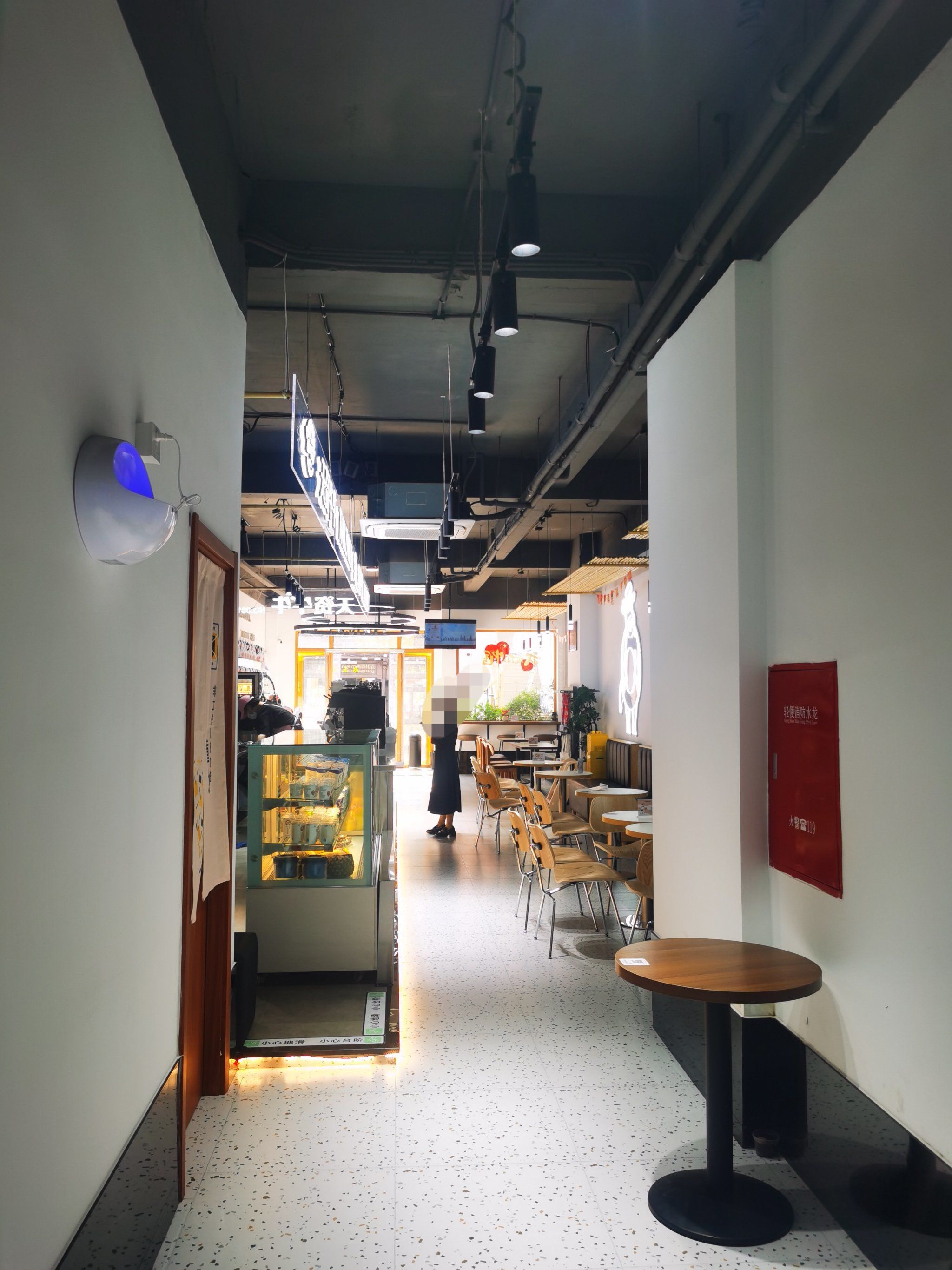 奶茶店的悠闲座位安排