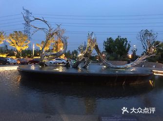 晚上8点在酒店深坑的湖上还有灯光秀