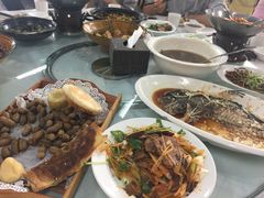 -红栌温泉山庄生态美食餐厅