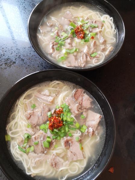 白切羊肉面我们两个人都觉得羊肉没有煮的酥烂面条是劲道的汤头也很鲜