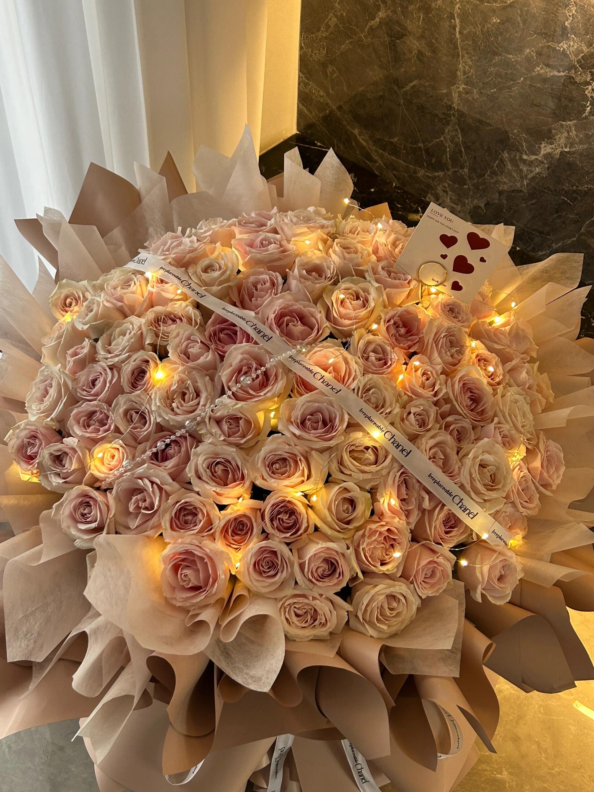 玫瑰花束的浪漫风