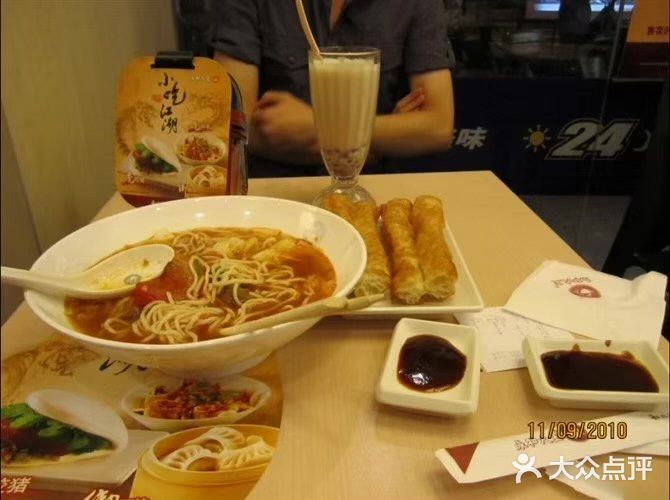沿胜利河北岸而建 胜利河美食街夜市