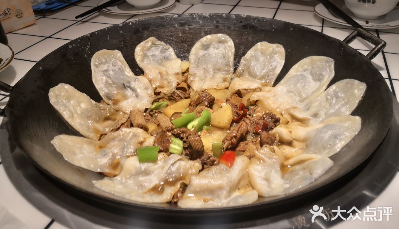 位于万宝广场三楼，店铺名字看上去像是串串店