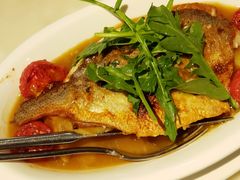 蒜香黄油烤炉鲈鱼柳配洋葱烩土豆-港丽餐厅(高德置地店)