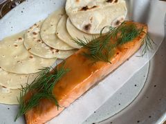 烟熏三文鱼配烤饺子皮和芥末籽酱-BOR Eatery(安福路店)