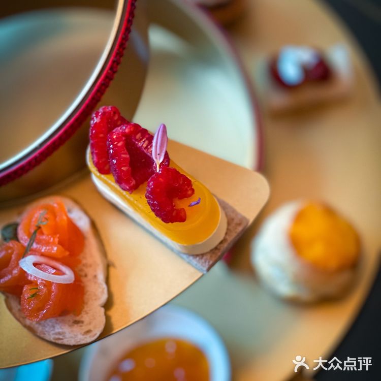丽思卡尔顿 X René Caovilla联名下午茶,美炸