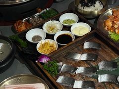 -围炉肉舍•炭烤活鳗•丹东海鲜烤肉(步行街店)