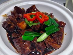 紫砂煨红烧羊肉-卯时·龙光雅宴·精致锡帮菜(惠山古镇店)