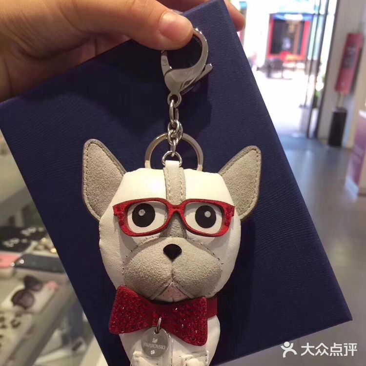 施华洛世奇两三折，仅二三百，买了一些送人