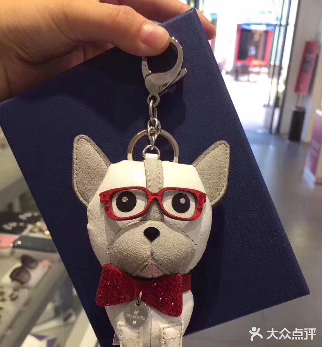 施华洛世奇两三折，仅二三百，买了一些送人