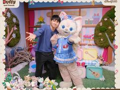 -小镇影院迪士尼小熊Duffy与他的朋友合影地