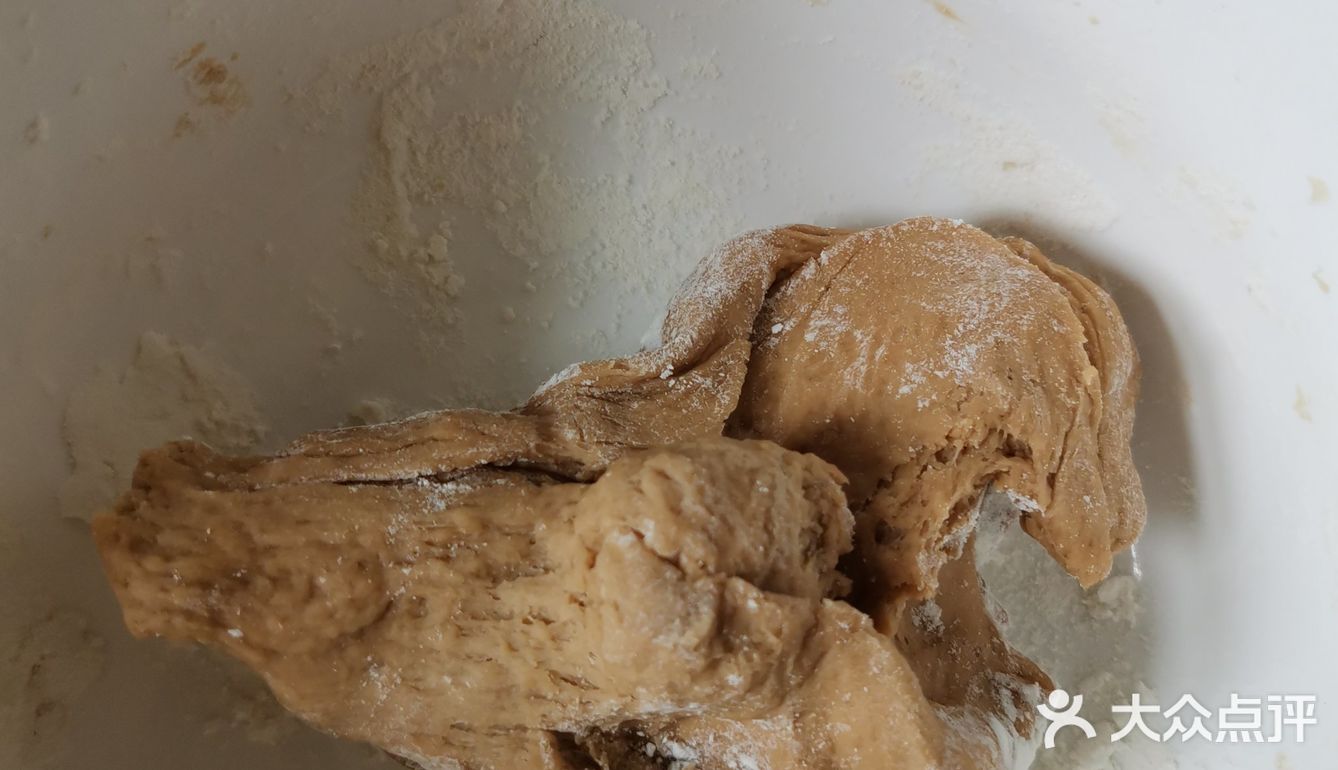 自己来学做红糖馒头，先把面粉倒进盆子，慢慢加水和面