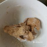 自己来学做红糖馒头，先把面粉倒进盆子，慢慢加水和面