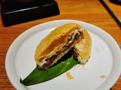 现烤玫瑰鲜花饼-云海肴·汽锅鸡·云南菜(高德置地店)