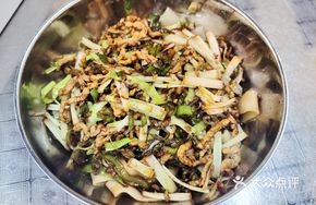 Stir-fried Pork and Leek Noodles