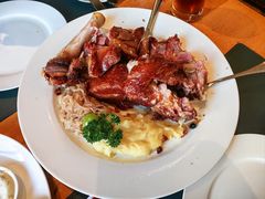 烤猪肘配酸菜土豆泥-兰特伯爵西餐厅·啤酒屋(方庄店)