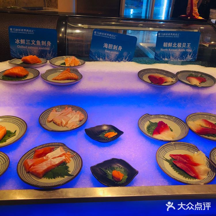 各种贝类 肉肉也很多 水果里面烤榴莲