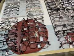 -美式眼镜·授权蔡司.依视路.尼康.豪雅.明月(人民广场店)