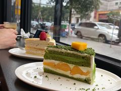 黄桃抹茶奶酥奶油蛋糕-black rainbow coffee