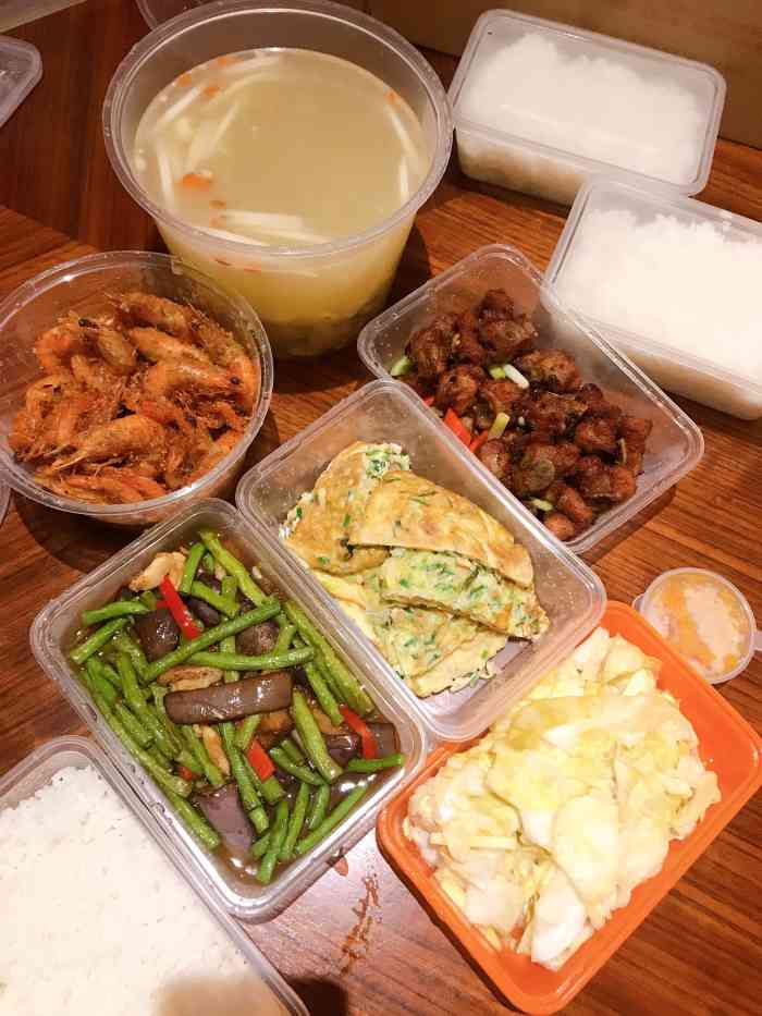 搜索酒店附近点的外卖,双人套餐,家常菜两人都觉得味道不错,而且份量