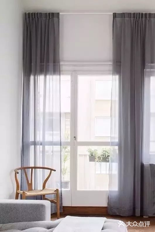 今日分享营造出顶天立地的效果，在视觉上拔高空间