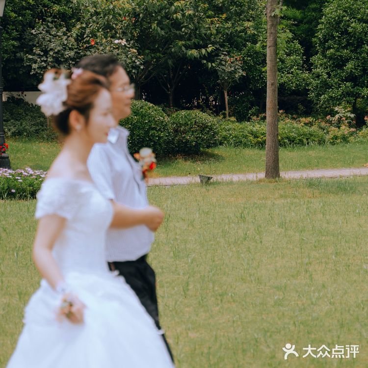 『草坪婚礼｜户外婚礼的绝美颜色』