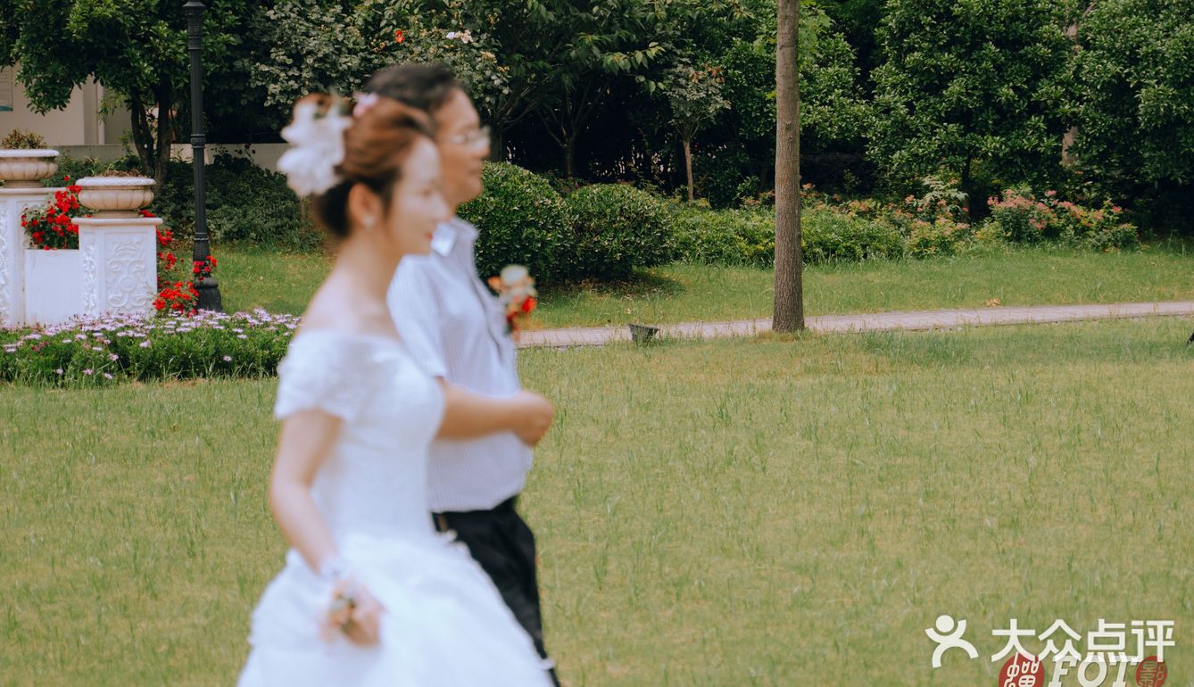 『草坪婚礼｜户外婚礼的绝美颜色』