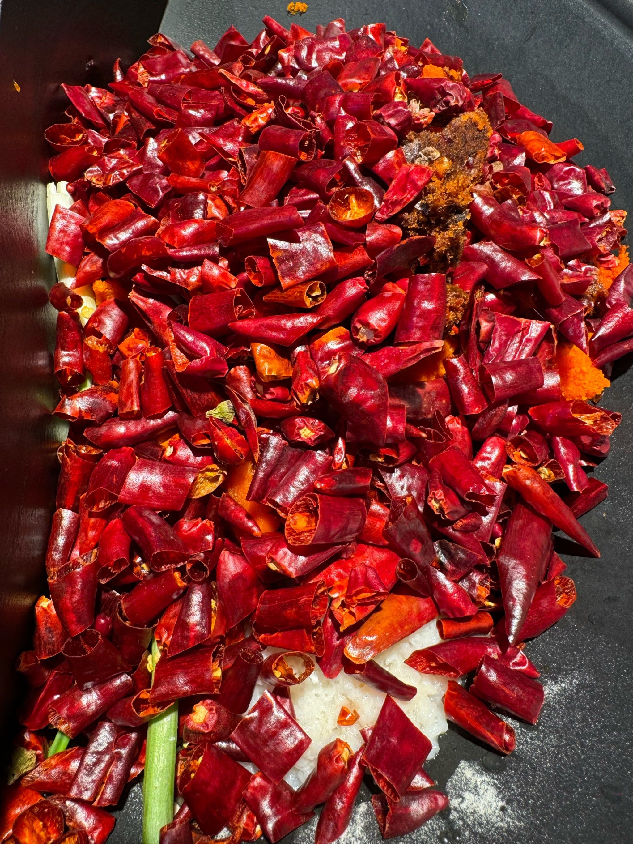 红油辣椒,色泽鲜艳,辣而不燥,香气扑鼻