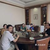 父亲回来，家庭聚会，来到了新开的京院儿，门口简单但很