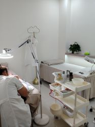 -苗方清颜专业祛痘·皮肤管理